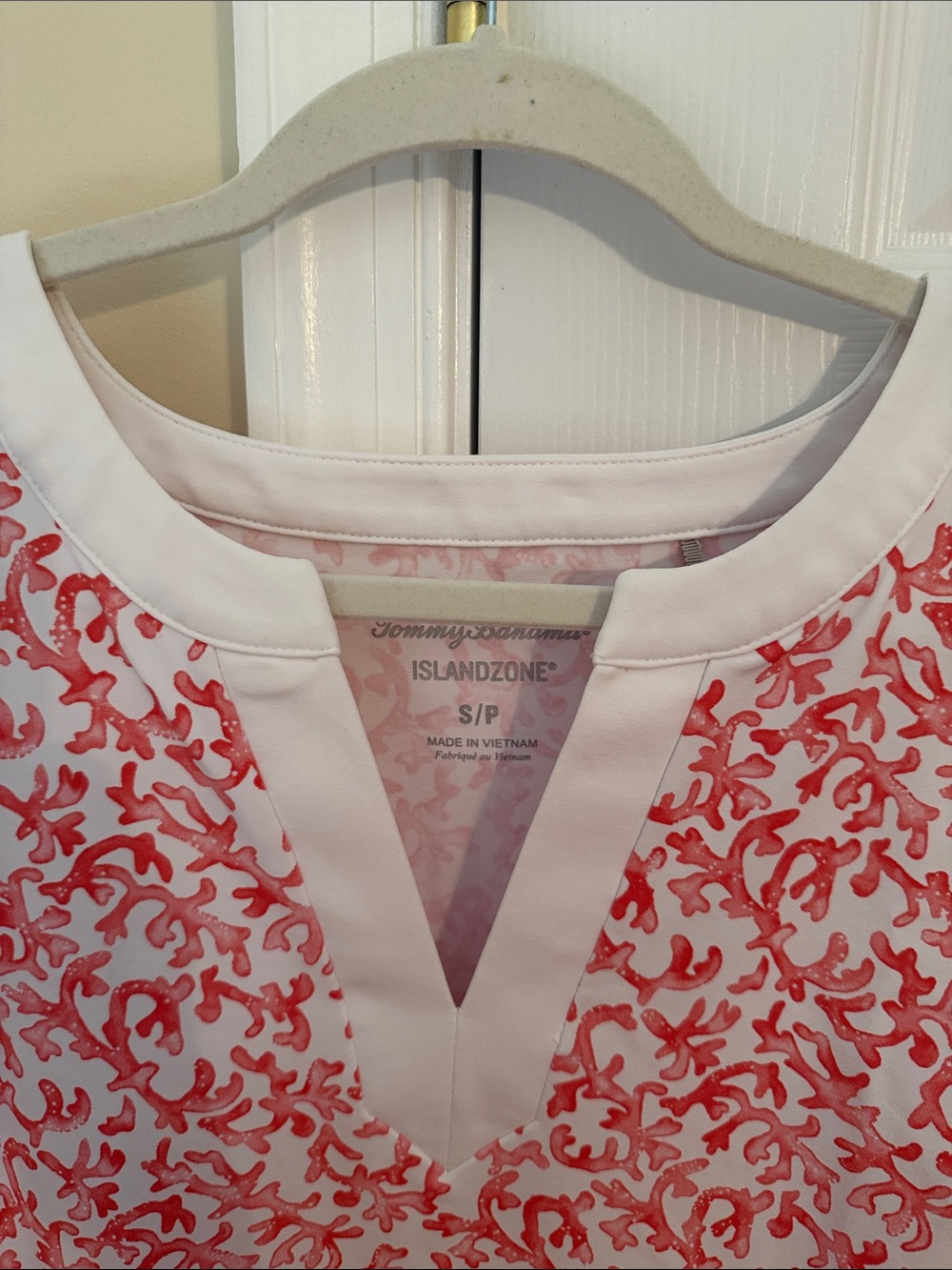 🏝️ EUC Tommy Bahama Pink and White Coral IslandZone Top - Picture 5 of 5
